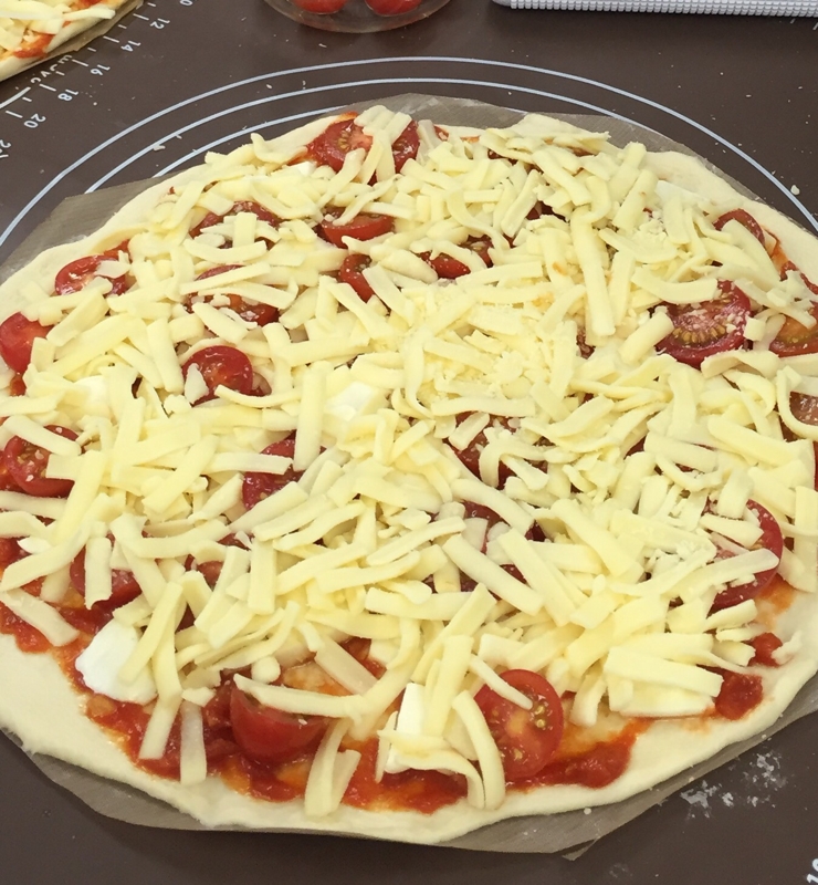 手作りピザ生地とトマトソース