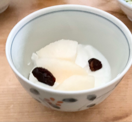 梨とレーズンヨーグルト☆.*・