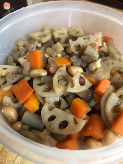 筍の代わりに安かったのでレンコンを使いました☆五目豆を初めて作りましたが、こちらのレシピのおかげで美味しく出来ました‼︎我が家の常備菜の定番になりそうです^_^