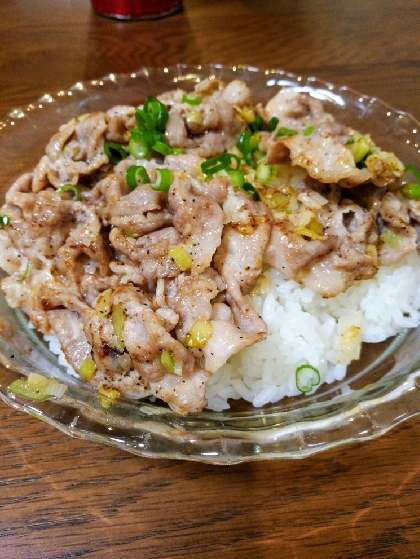 豚肩ロースを油引かず焼いて仕上げにネバネバねぎ塩たれをジュワー！熱々ご飯に乗っけ盛り美味しくいただきました～♡