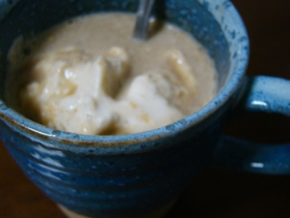 コーヒーにバニラアイスとシナモン