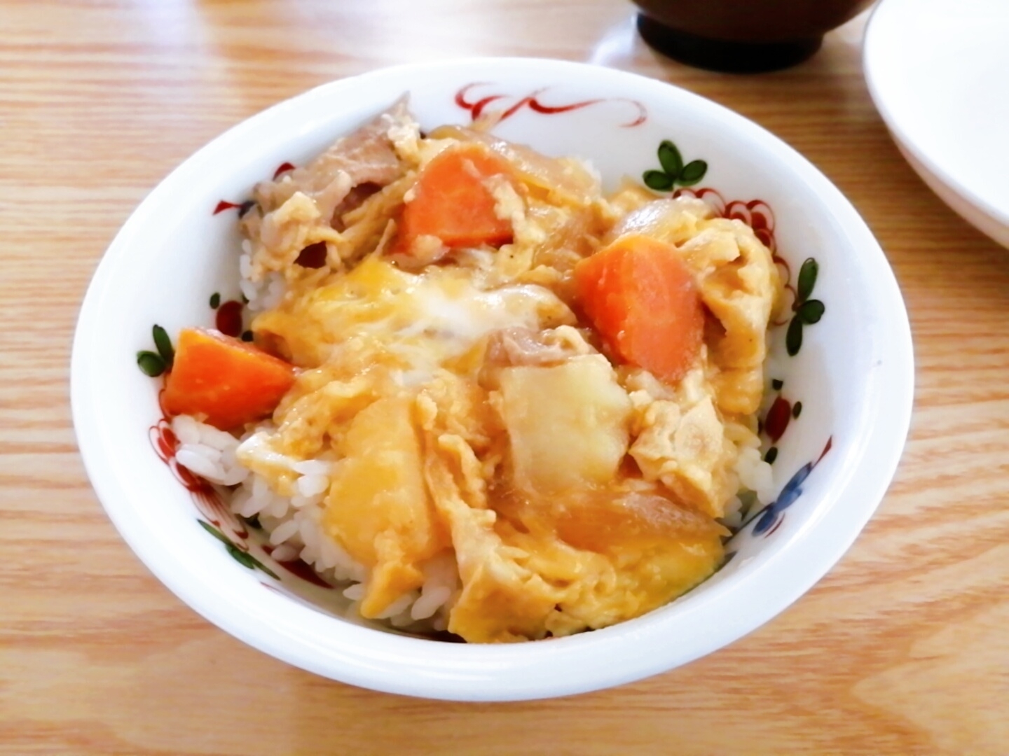 模様の入った白い器に盛り付けた肉じゃがリメイク丼