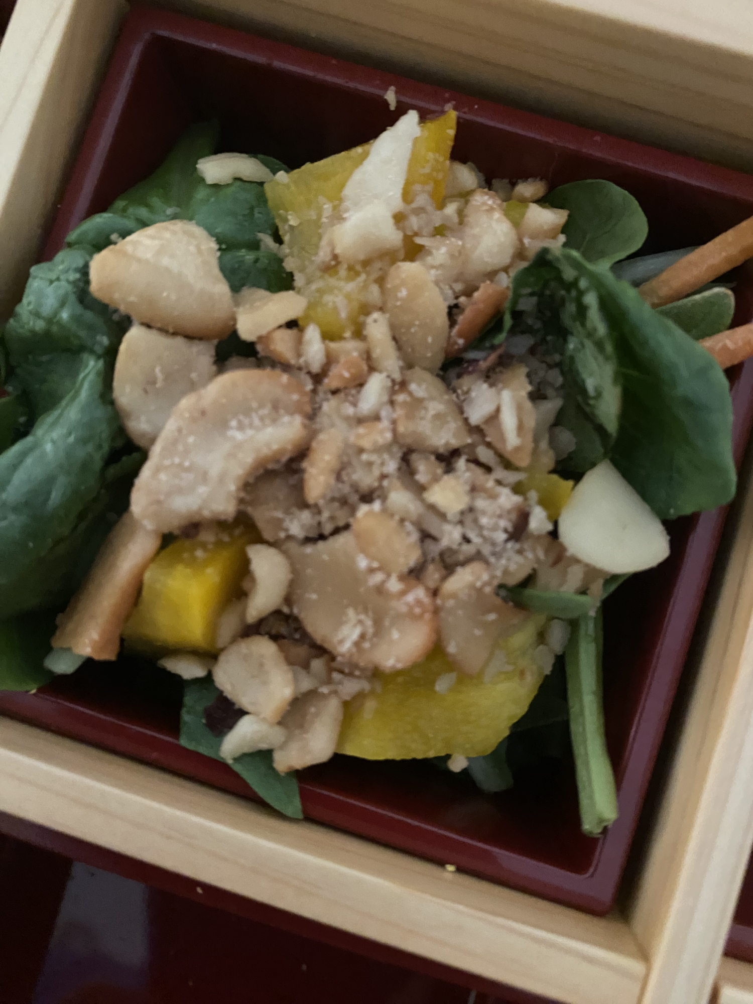 ミックスナッツたっぷりサラダ