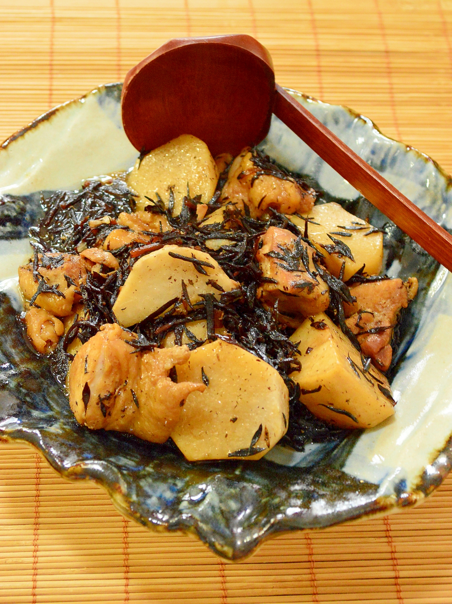 ストウブ鍋で♪鶏肉と里芋とひじきの煮物