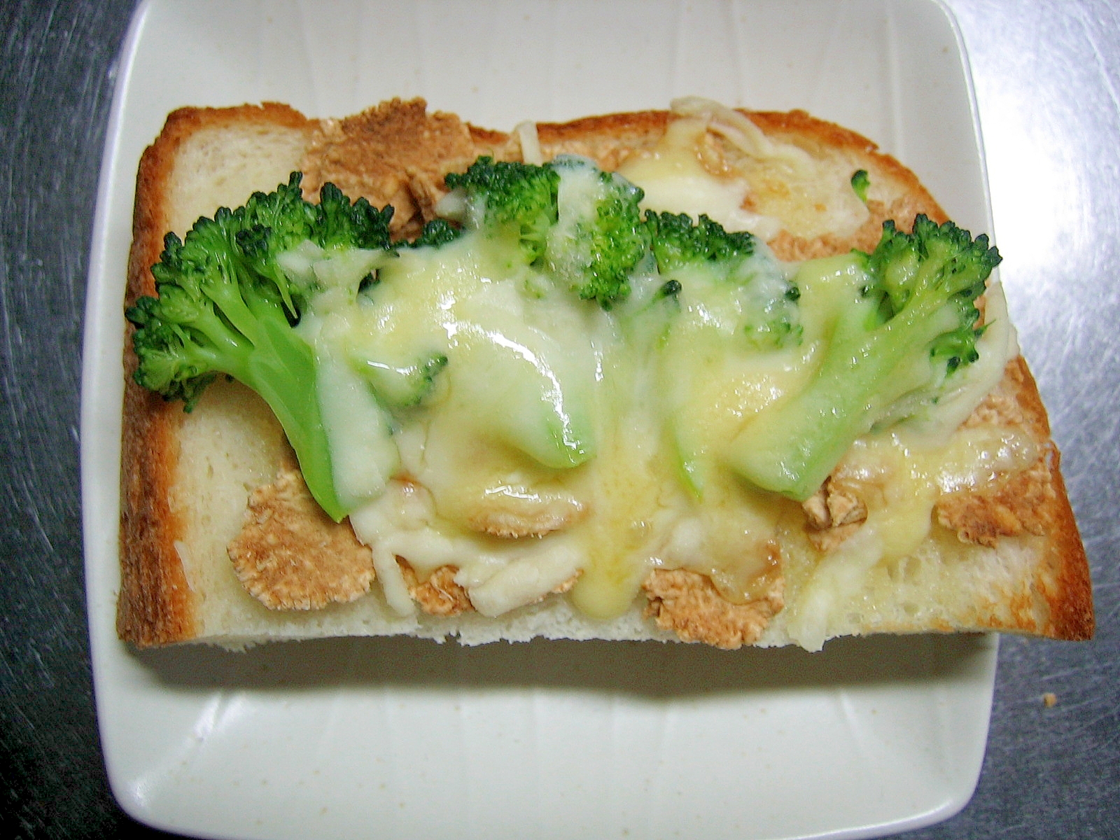 玄米フレーク＆ブロッコリーのチーズトースト
