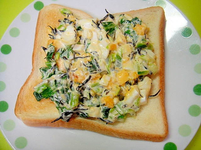 小松菜とひじきのタルタルトースト