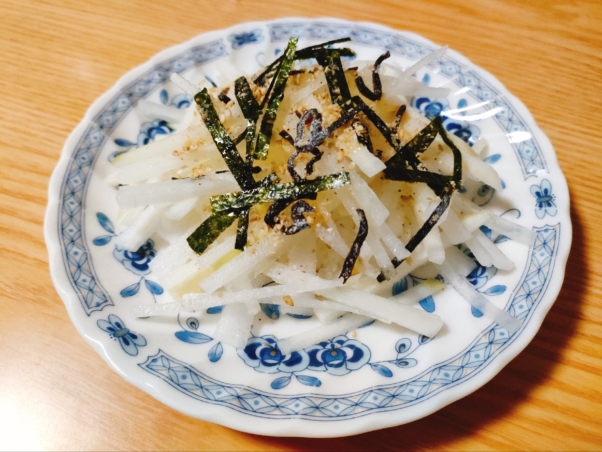 大根と塩昆布と海苔のすりごまサラダ