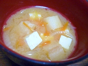 ＊今日のお味噌汁＊　人参・玉葱・豆腐・お麩