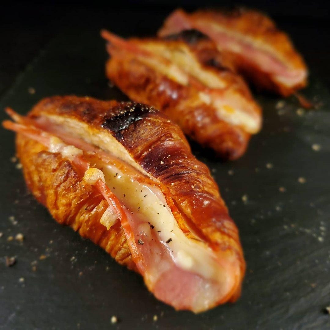 黒いトレーにのせた、ベーコンチーズのクロワッサンサンド
