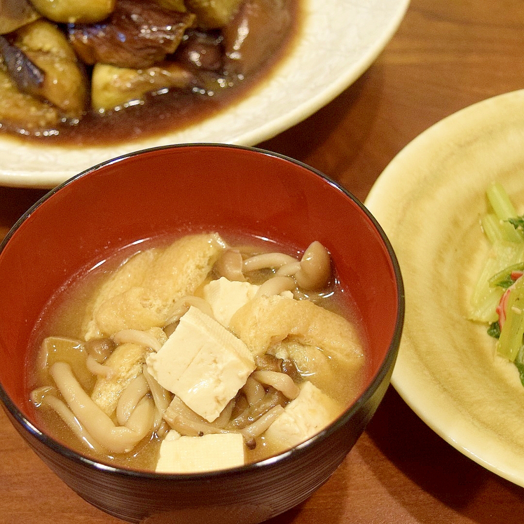 しめじと豆腐と油揚げのお味噌汁