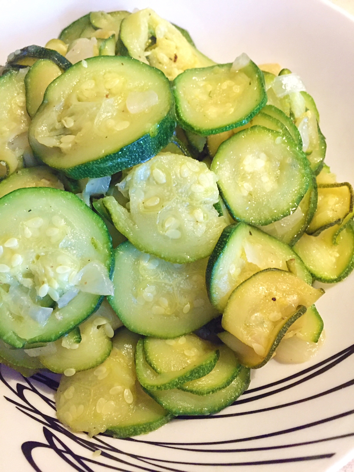 とっても簡単！！ズッキーニと玉ねぎの野菜炒め