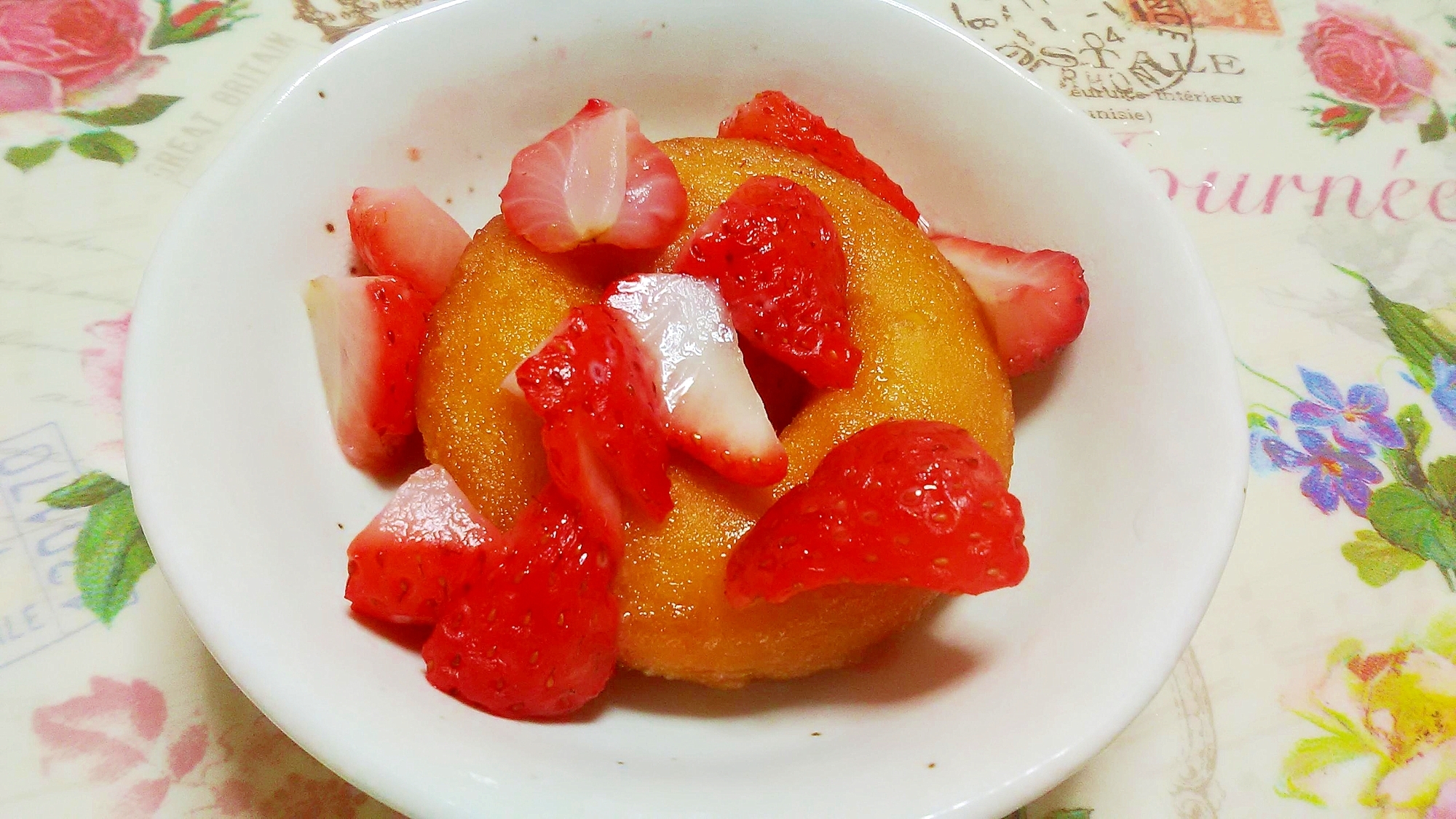 いちごソースかけドーナツ