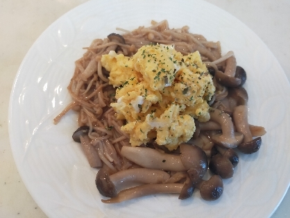 Guuママちゃん こんにちは♪今日のレシピ きのことニンニクバター醤油の香りが良くて その上にふわふわのスクランブルエッグ✨とっても美味しかったです❣️