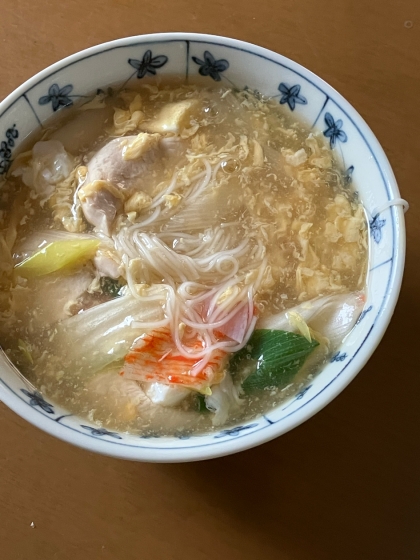 急に涼しくなって、封の開いた素麺を使い切りたくて作りました。雨で気温が上がらず絶妙なタイミングで体が温まるレシピに出会えて良かったです。