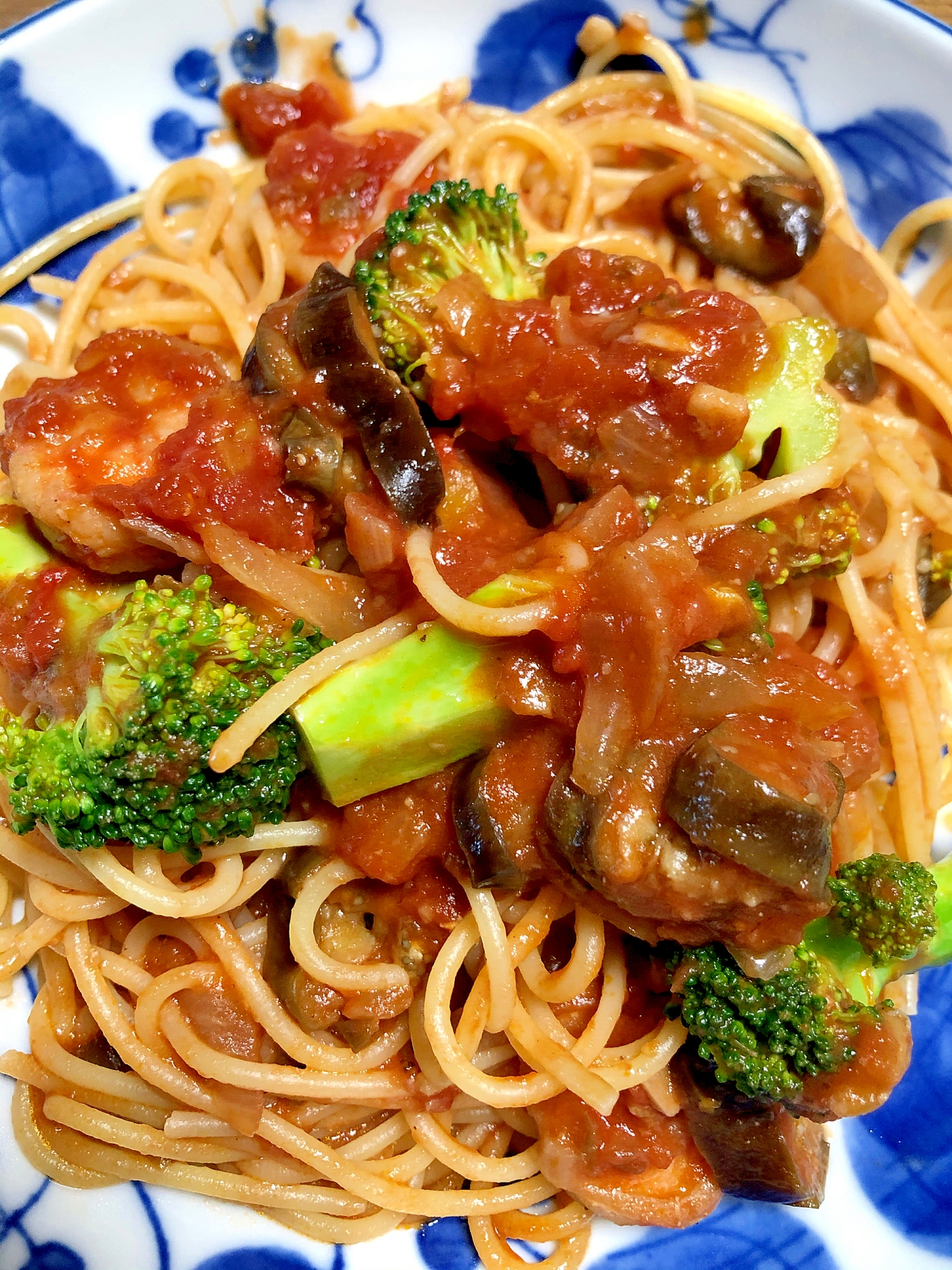 エビとたっぷり野菜の濃厚トマトソースパスタ