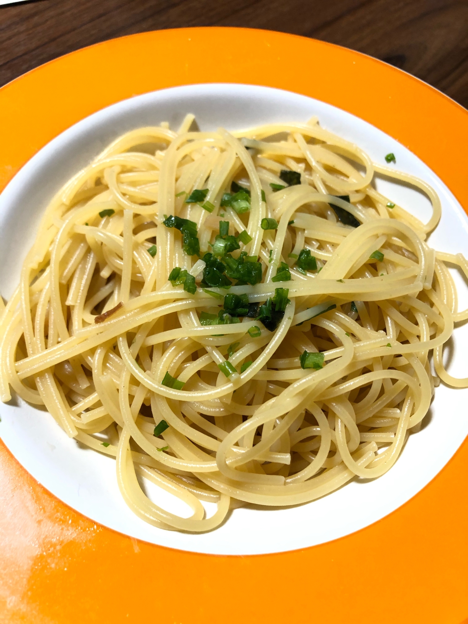 ねぎがトッピングされたお吸い物バター醤油パスタ