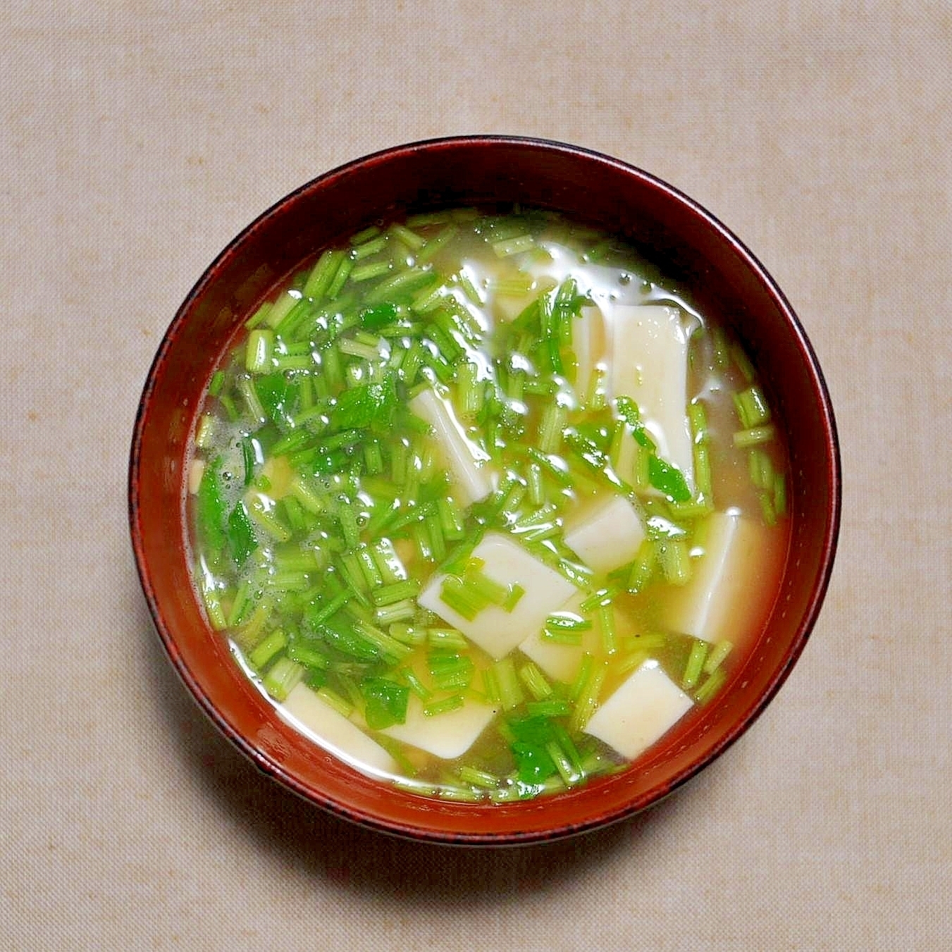 セリと豆腐とひきわり納豆の味噌汁