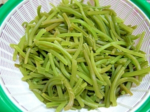 サツマイモのツルとうす揚げ煮 レシピ 作り方 By Hime Tarako 楽天レシピ