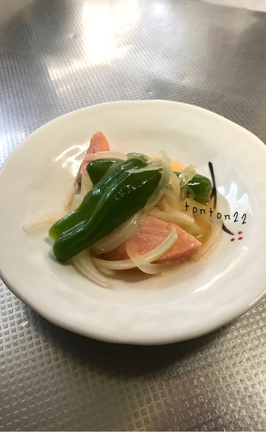 甘塩鮭とピーマンと新玉ねぎのレンジで簡単煮