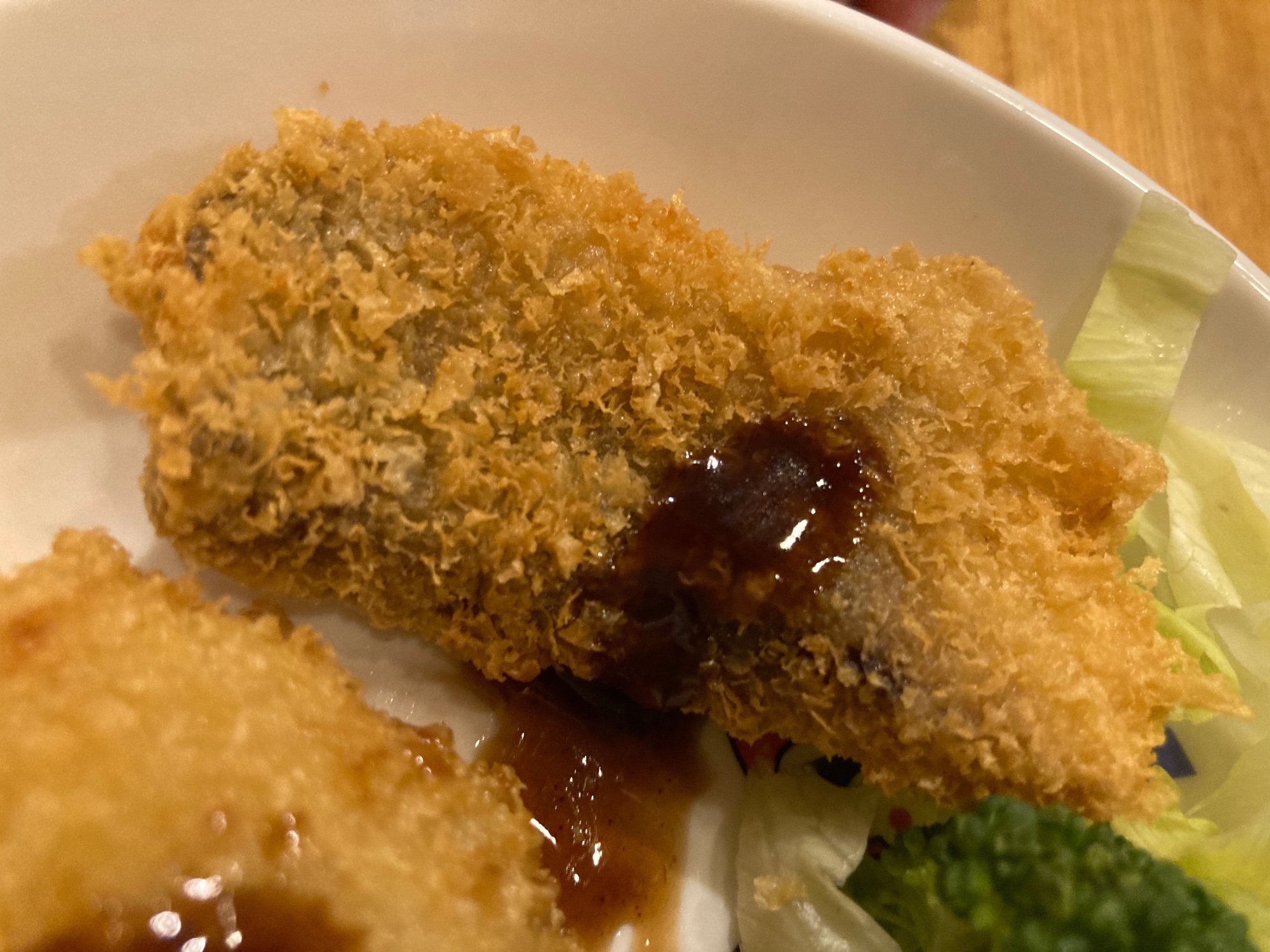 白い皿に盛られた太刀魚のフライ