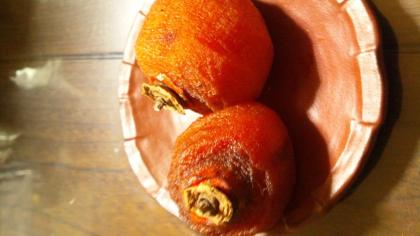 渋柿を頂いたので、初めての干し柿に挑戦です。とっても美味しくできました(・∀・)