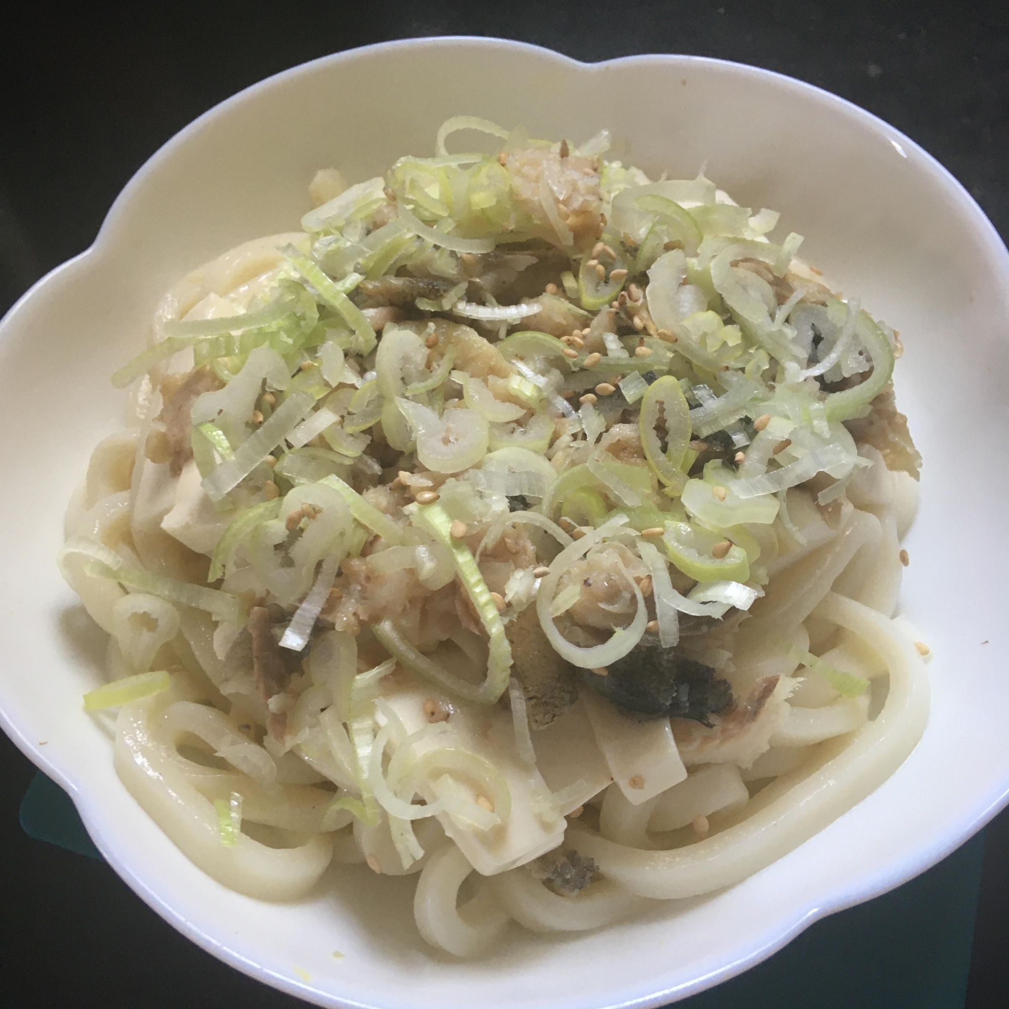 とうふ、ねぎ、ほっけの冷やしうどん