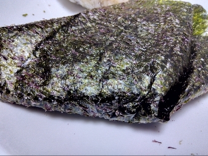 スモークチーズと梅干しとごまのおにぎり