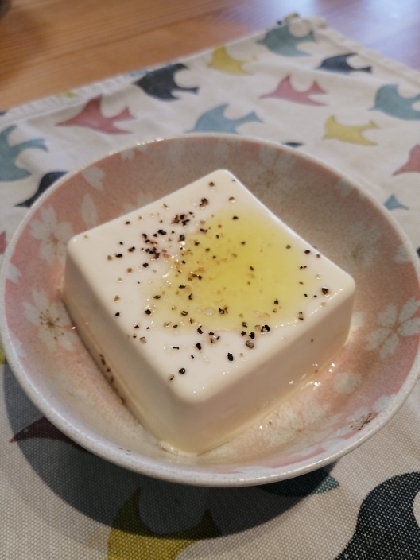 シンプルに！オリーブオイルと塩胡椒だけの冷奴♪