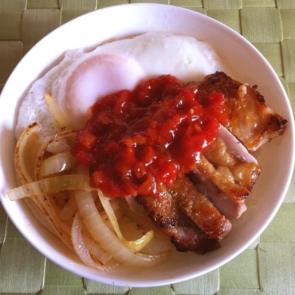 皮をパリパリに焼いたチキン、目玉焼き、こんがりオニオンとソースの相性が抜群でした。おかげさまでちょっとおしゃれなランチでした♪