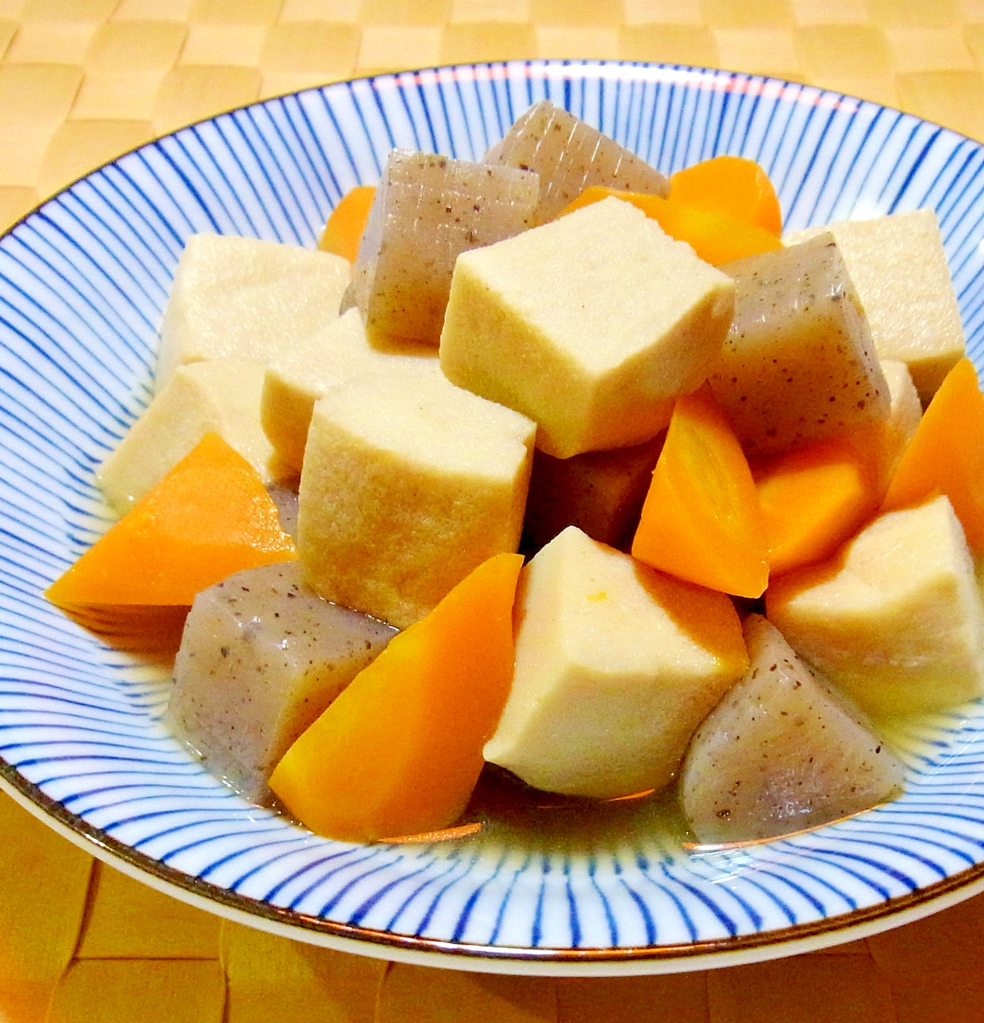 こんにゃくと人参と高野豆腐の煮物