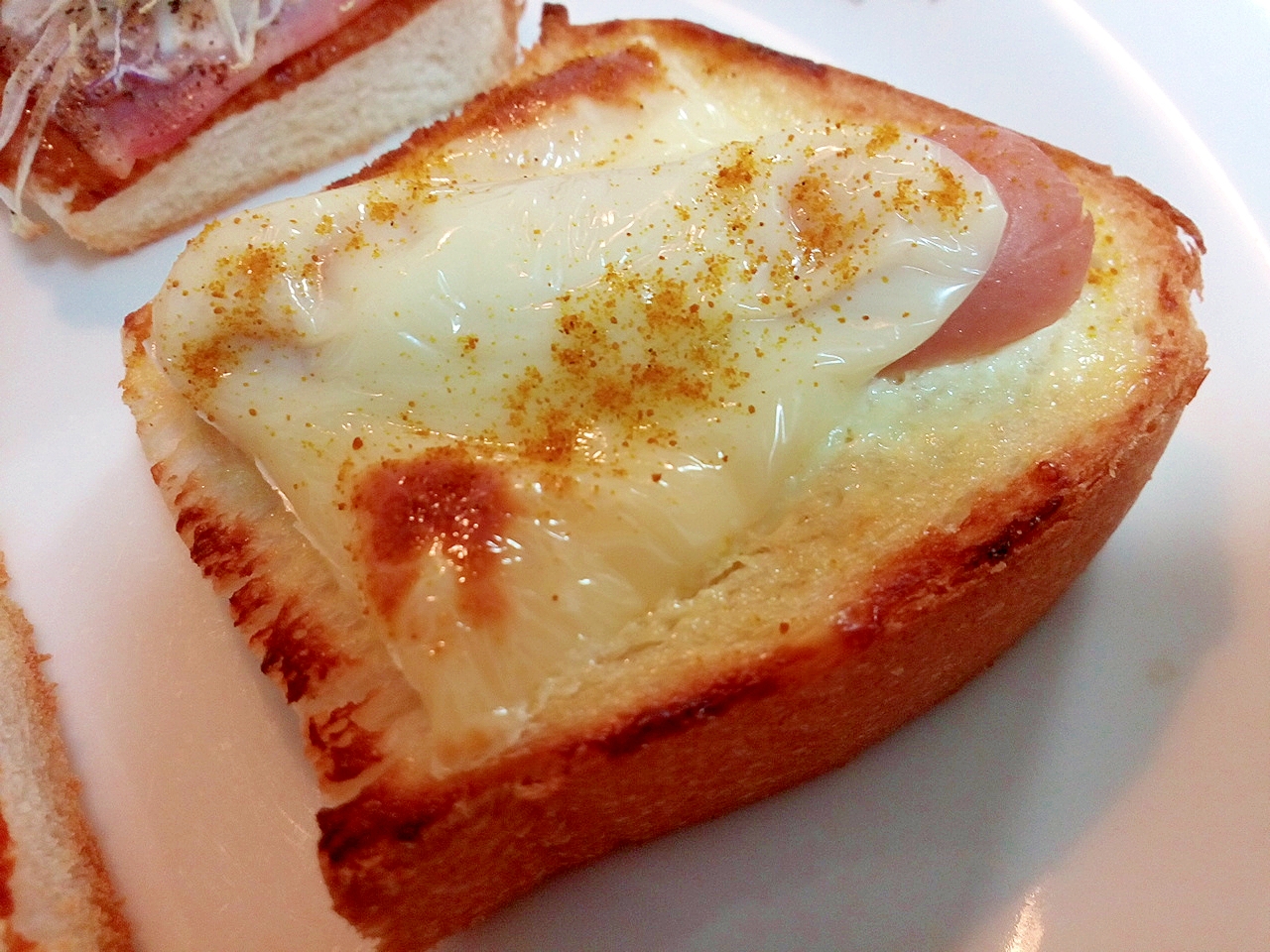 ウインナーとチーズのカレー香るミニトースト