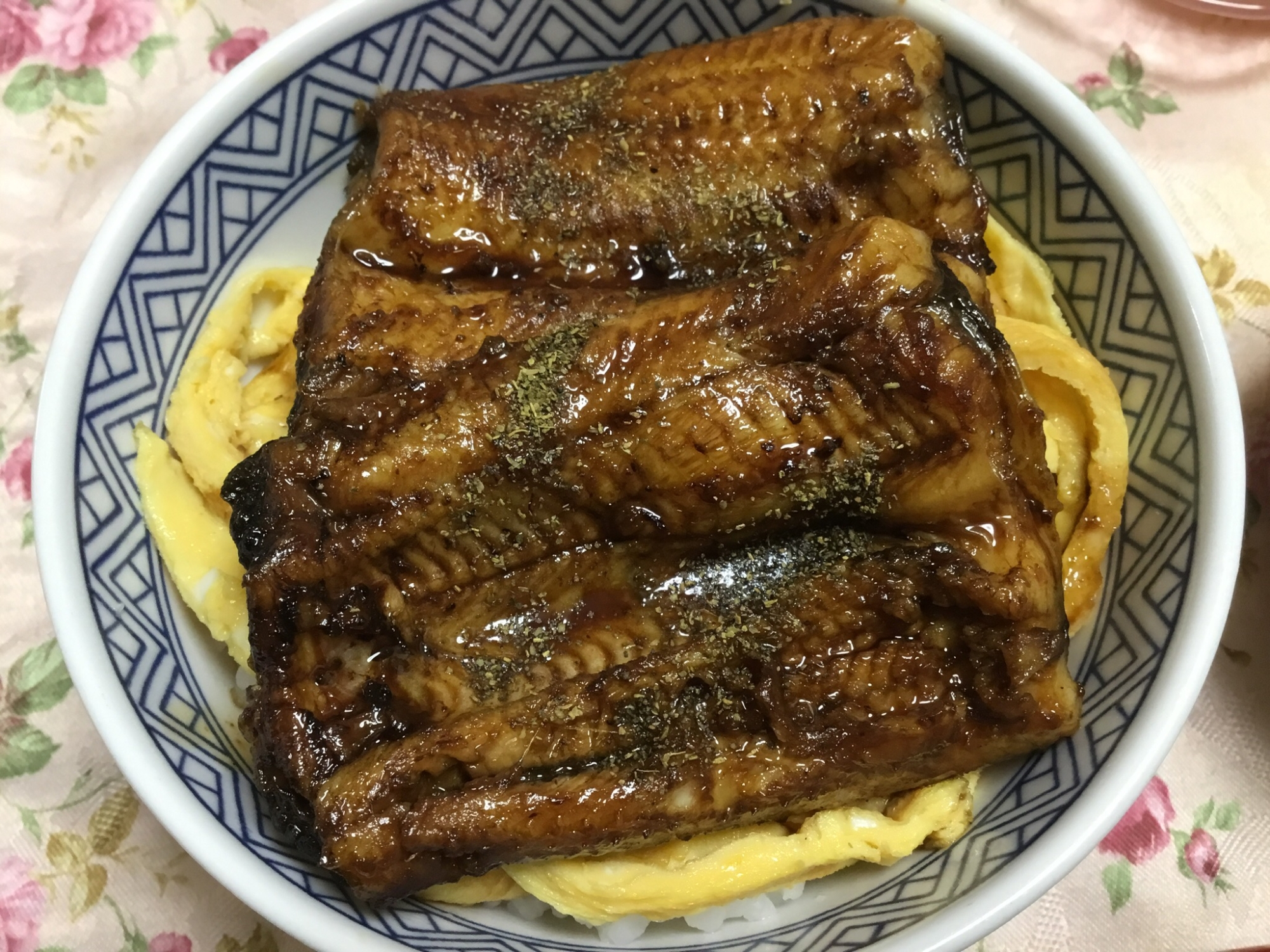 うなぎの白焼きで、卵焼き乗せうなぎ丼