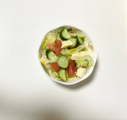 レタスとチーズのサラダ