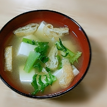 豆腐と油揚げと大根の葉のお味噌汁