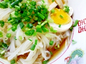 もやし入り冷麺　茹で卵添え