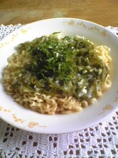 汁なしインスタント麺のもずく乗せ