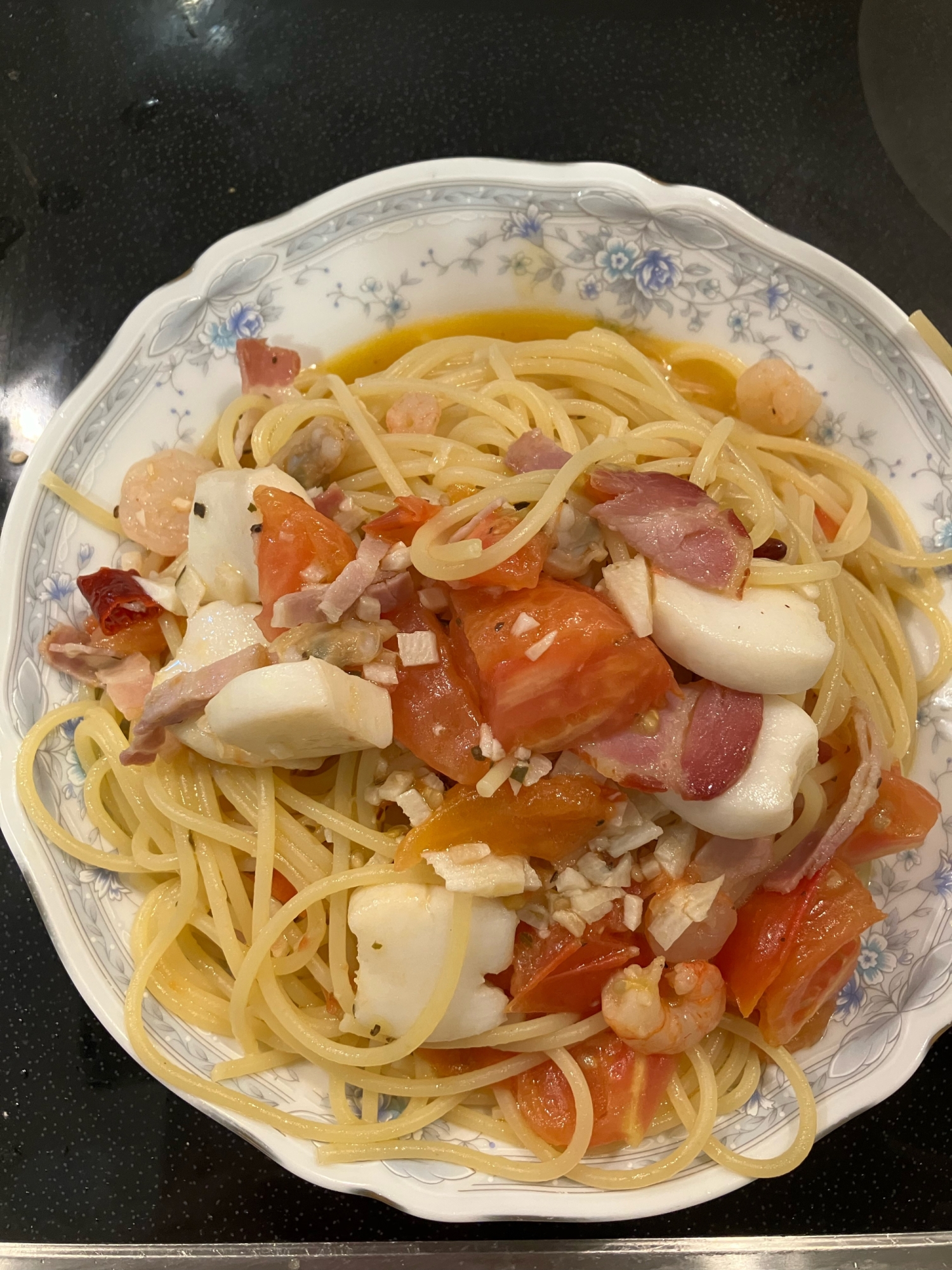 トマトとシーフードのごった煮パスタ