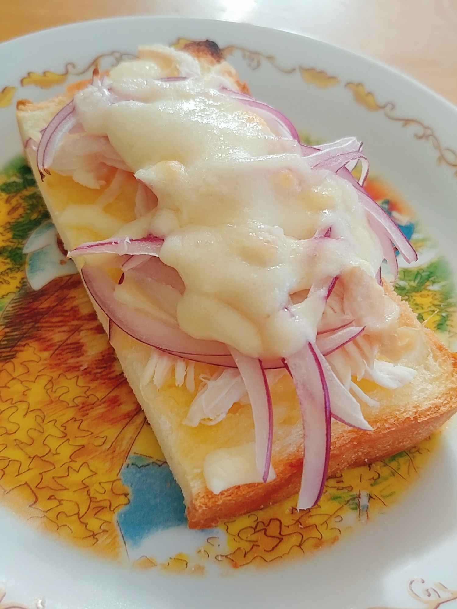 蒸し鶏と赤玉葱のチーズトースト