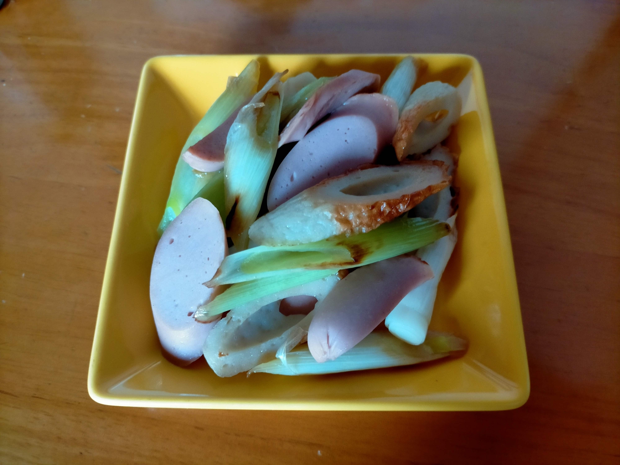 長ネギと魚肉ソーセージと竹輪炒め