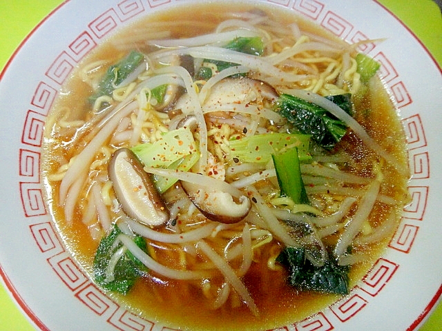 たっぷりもやしと小松菜椎茸の醬油ラーメン