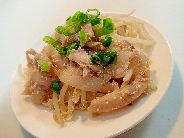 胡麻油で　豚バラ肉ともやしの辛子明太子炒め♬