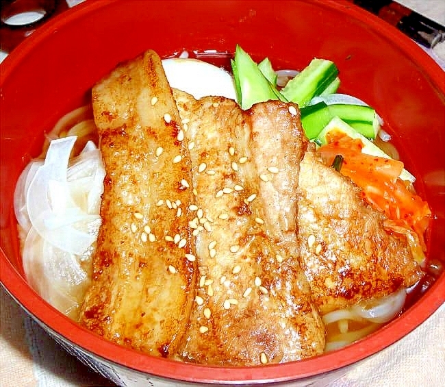 塩麹で漬けた豚バラ肉を乗せた冷麺