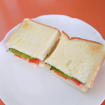 おっさん5593さん♪家にあった食パンで作りました！カニカマとチーズの旨味に、大葉の風味も爽やかで、とっても美味しかったです☆素敵なレシピ感謝ですo(^o^)o