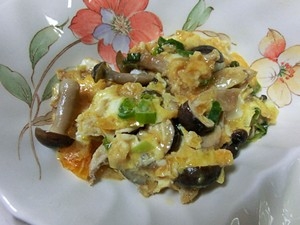 ルクエ調理で、超簡単。ニンニクバターしめじの卵とじ