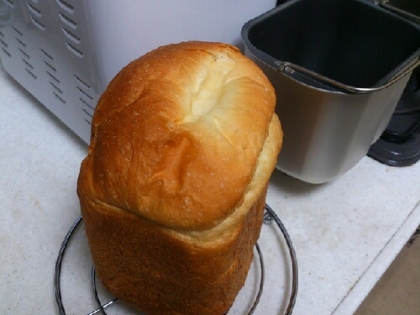 リピートです、我が家の食パンに決定しました！！(・∀・)ﾉｼ 水の温度が高かったのか膨らみ過ぎてしまいましたが美味しいですd(d´︶｀*)♪