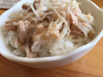 簡単‼︎ ツナ＆もやしのシャキシャキ丼♪