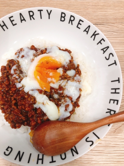 なすとたまねぎをいれて作りました！
カレールゥを使うので手軽に作れました！
温泉卵がいい仕事してくれます(^^)