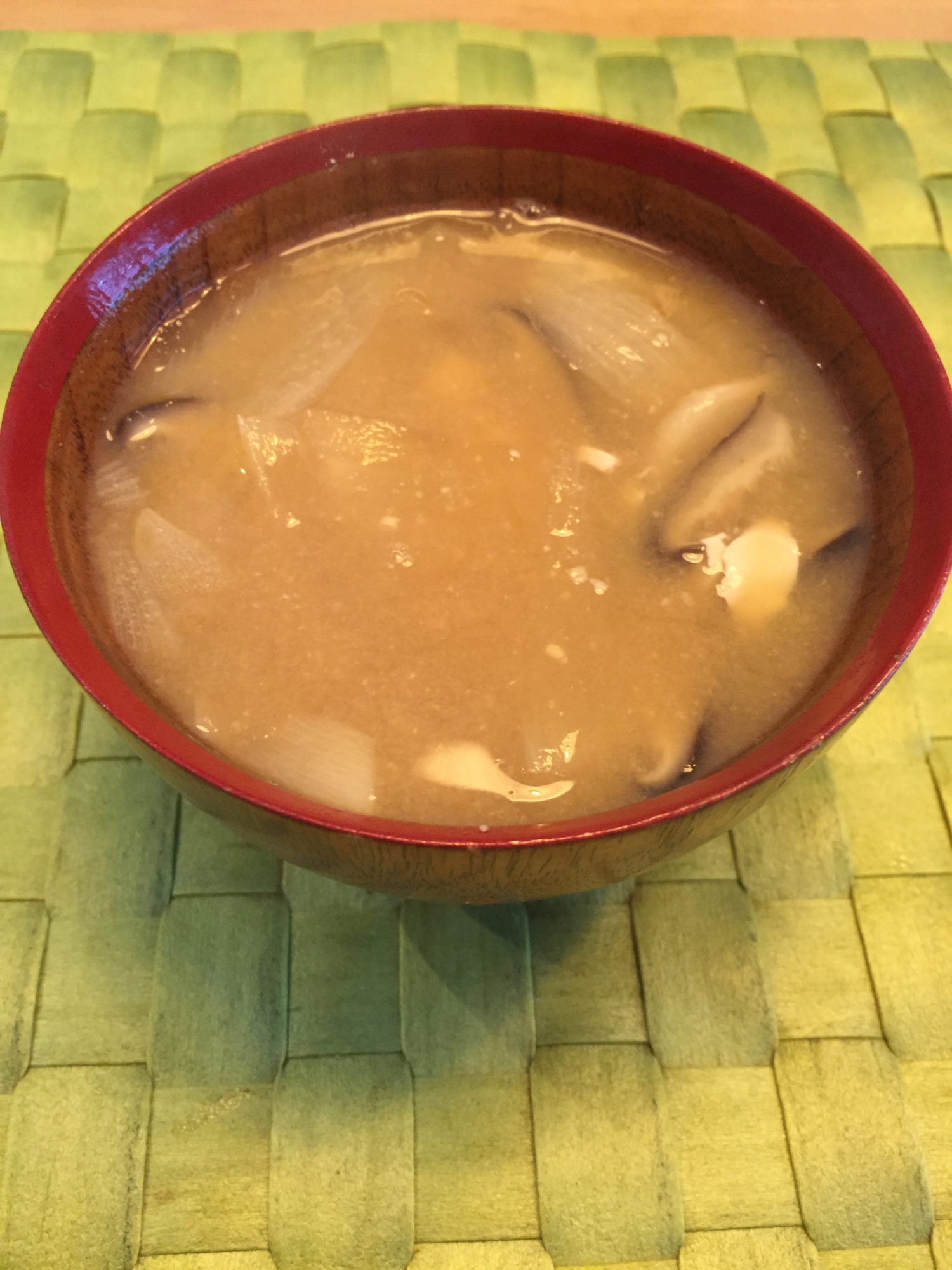 椎茸と玉ねぎと豆腐のお味噌汁