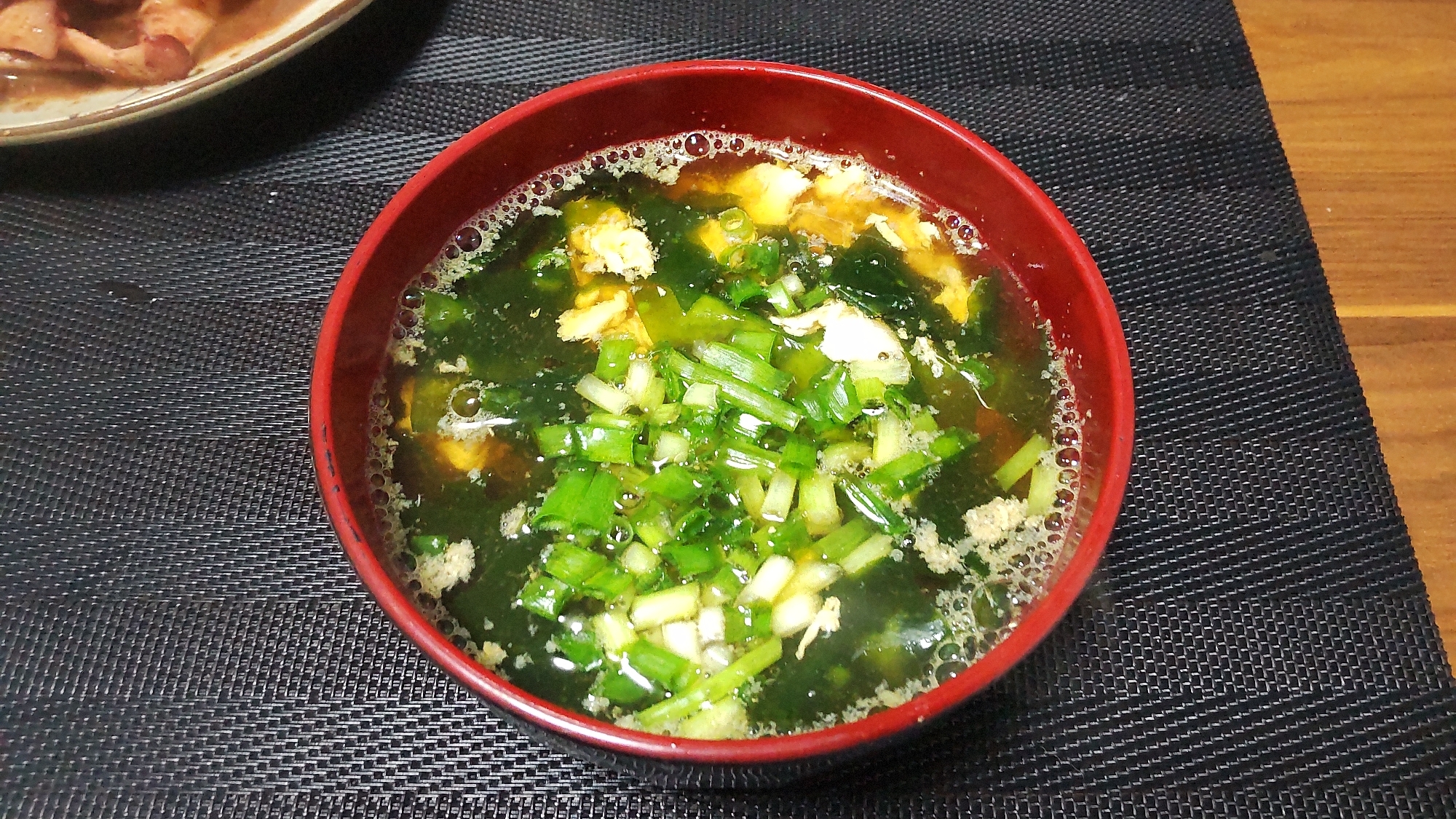 わかめとたまごの醤油味のお吸い物