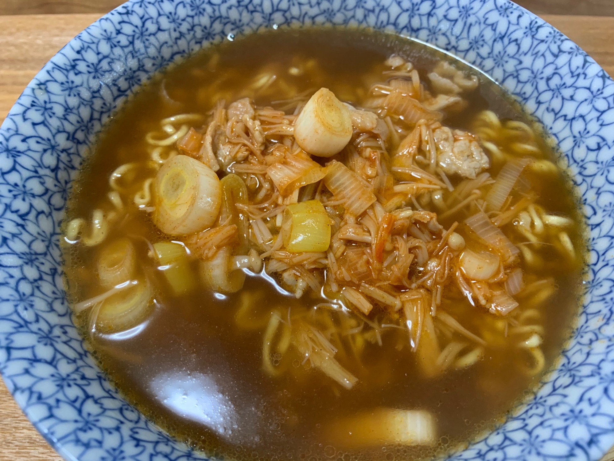 えのきと辛ネギトッピングのしょうゆラーメン